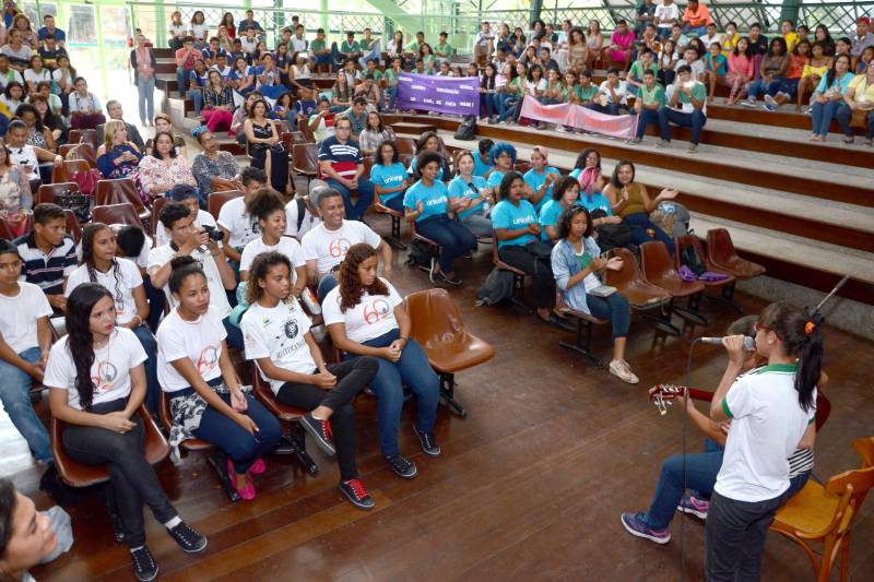 Um encontro de adolescentes, promovido pelo Comitê Estadual de Enfrentamento à Violência Sexual contra Crianças e Adolescentes do Pará, reuniu, nesta sexta-feira (13), no Teatro Gasômetro, em Belém, técnicos de vários órgãos públicos e representantes do Poder Judiciário, Ministério Público e de entidades civis que atuam no combate à violência sexual contra menores. A Secretaria de Estado de Educação (Seduc), membro do Comitê, participou do encontro, que contou com a presença de 300 pessoas. Um dos objetivos é a revisão do Plano Estadual de Enfrentamento à Violência Sexual Contra Crianças e Adolescentes. A iniciativa serviu também para incentivar o protagonismo infanto-juvenil na prevenção e combate a essa prática criminosa que caracteriza o abuso sexual como crime contra vulnerável, previsto no artigo 217-a do Código Penal (pena de 8 a 15 anos de prisão).

FOTO: ELISEU DIAS / ASCOM SEDUC
DATA: 13.04.2018
BELÉM - PARÁ <div class='credito_fotos'>Foto: Eliseu Dias / Ascom Seduc   |   <a href='/midias/2018/originais/51c2a257-8868-45b7-a23e-9255f01b6812.jpg' download><i class='fa-solid fa-download'></i> Download</a></div>