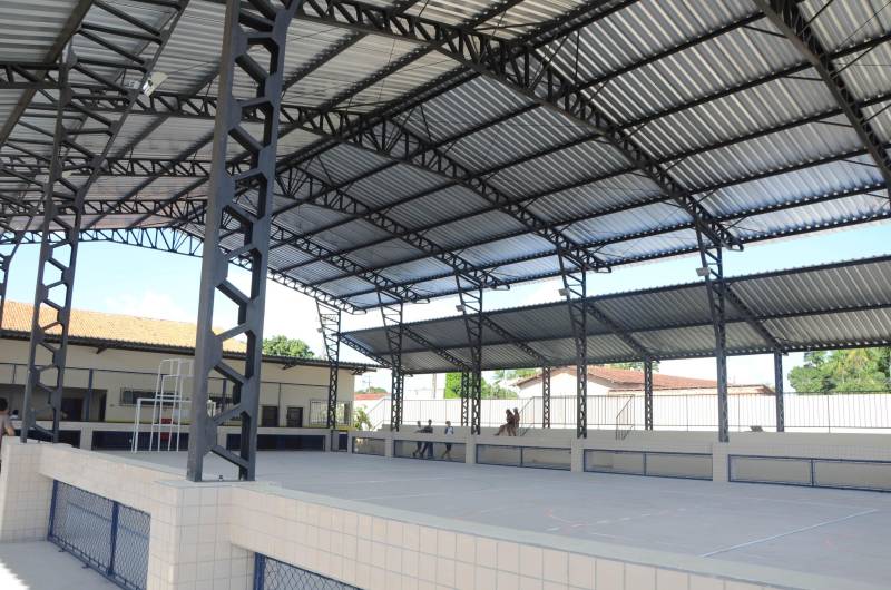 Após obras de reforma e ampliação, a Escola Estadual de Ensino Fundamental e Médio Maria das Mercês de Oliveira Conor (foto), no município de Castanhal, foi entregue à população pela Secretaria de Estado de Educação (Seduc), na última quinta-feira (27). "Estamos entregando a escola completamente reformada e ampliada, desde os laboratórios e cantina, até as salas de aula. Temos a expectativa de que a comunidade abrace a escola, a oportunidade de ter melhoria no local de trabalho e, principalmente, consiga oportunizar qualidade de ensino a todos os estudantes da escola. É um grande avanço e uma grande conquista. Tenho certeza de que todos estão muito felizes com a nova escola”, disse o secretário adjunto de Ensino, José Roberto Silva.

FOTO: RAI PONTES / ASCOM SEDUC
DATA: 27.12.2018
CASTANHAL - PARÁ
 <div class='credito_fotos'>Foto: Rai Pontes/Ascom Seduc   |   <a href='/midias/2018/originais/51c4b226-1ad7-491f-8d33-aa0f2ad2f10a.jpg' download><i class='fa-solid fa-download'></i> Download</a></div>