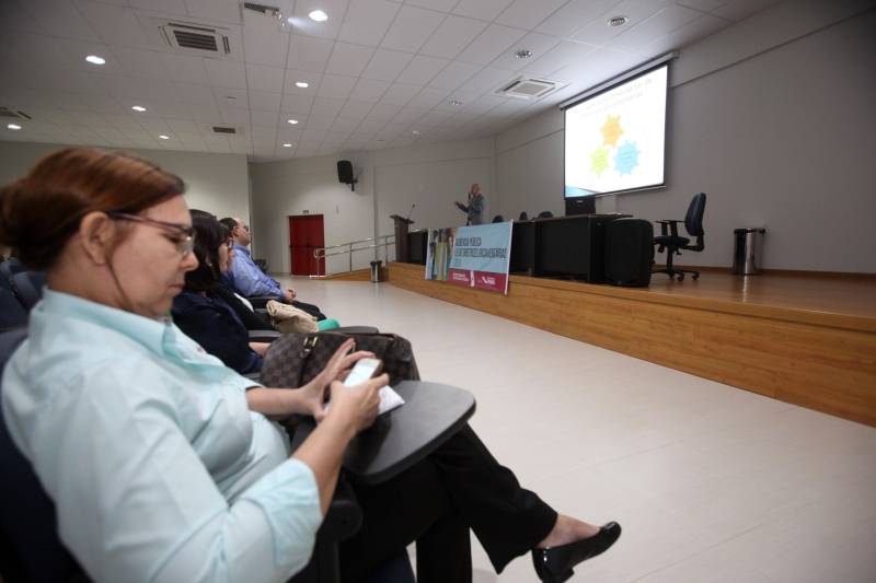 Operária de uma fábrica local de papel, Helenice Barbosa participou pela primeira vez na vida de uma audiência pública, na manhã desta segunda-feira (23), no auditório do Instituto de Gestão Previdenciária do Estado do Pará (Igeprev). Na ocasião estava sendo elaborado o orçamento do Estado do Pará para o exercício de 2019. “Foi um aprendizado muito importante, não fazia ideia do quanto poderia aprender sobre orçamento público”, disse ao final do evento sobre a Lei de Diretrizes Orçamentárias (LDO). A LDO, um dos mais importantes instrumentos normativos do novo sistema orçamentário brasileiro, estabelece as diretrizes para o próximo exercício financeiro, que compreende às metas e prioridades da Administração Pública Estadual, a estrutura e organização dos orçamentos, as diretrizes gerais para elaboração e execução dos orçamentos do Estado e suas alterações, as normas para monitoramento e avaliação dos programas de governo, as disposições relativas às despesas do Estado com pessoal e as alterações na legislação tributária e a política de aplicação de recursos financeiros pelas agências financeiras oficiais de fomento.
FOTO: SIDNEY OLIVEIRA / AG. PARÁ
DATA: 23.04.2018
BELÉM - PARÁ <div class='credito_fotos'>Foto: Sidney Oliveira/Ag. Pará | <a href='/midias/2018/originais/51c6f0c6-12a8-4655-b172-60e263ceb889.jpg' download><i class='fa-solid fa-download'></i> Download</a></div>