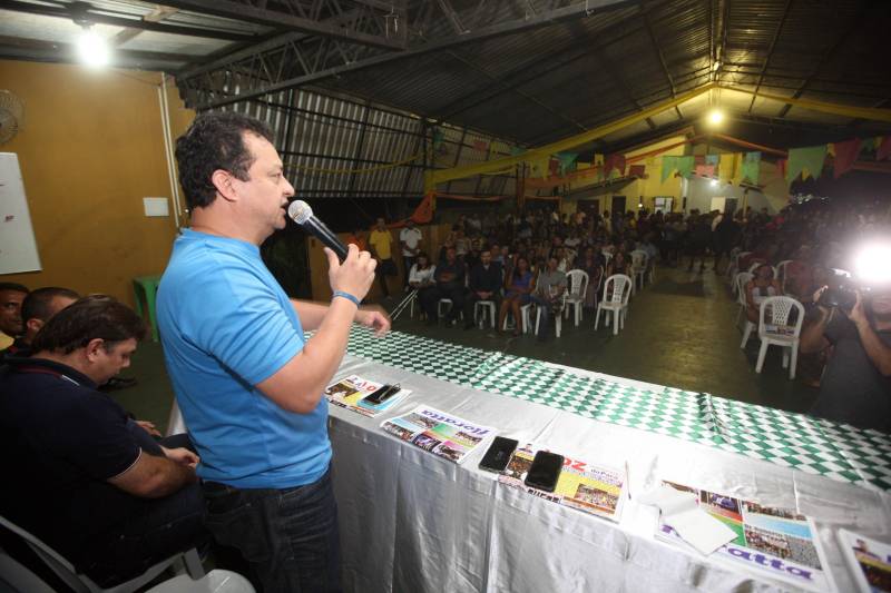 O município de São Francisco do Pará recebeu, neste sábado (30), uma ordem de serviço para o asfaltamento de 5 quilômetros de suas ruas, um investimento de quase R$ 2 milhões. A ação é uma realização do Governo do Estado, por meio da Secretaria de Estado de Desenvolvimento Urbano e Obras Públicas (Sedop), e tem a parceria da Assembleia Legislativa do Estado (Alepa) e da prefeitura do município beneficiado. O evento de entrega ocorreu de 18h às 20h, no Centro de Referência e Assistência Social (Cras) da cidade. A iniciativa faz parte de uma ação maior, já realizada em Viseu, Augusto Corrêa, Tracuateua, Bonito, Floresta do Araguaia, Curionópolis, São João da Ponta, Curuçá, Terra Alta, Sapucaia, Redenção, Capanema, Bragança, São Domingos do Capim e outros municípios. Nos 14 municípios citados, foram destinados mais de R$ 42 milhões para a pavimentação asfáltica em cerca de 95 quilômetros. Na foto, o representante do Governo do Estado, Jair Pinto.
FOTO: SIDNEY OLIVEIRA / AG. PARÁ
DATA: 30.06.2018
SÃO FRANCISCO - PARÁ <div class='credito_fotos'>Foto: Sidney Oliveira/Ag. Pará | <a href='/midias/2018/originais/51ccdb0f-06fe-48b9-ad23-5debdf3a9dad.jpg' download><i class='fa-solid fa-download'></i> Download</a></div>