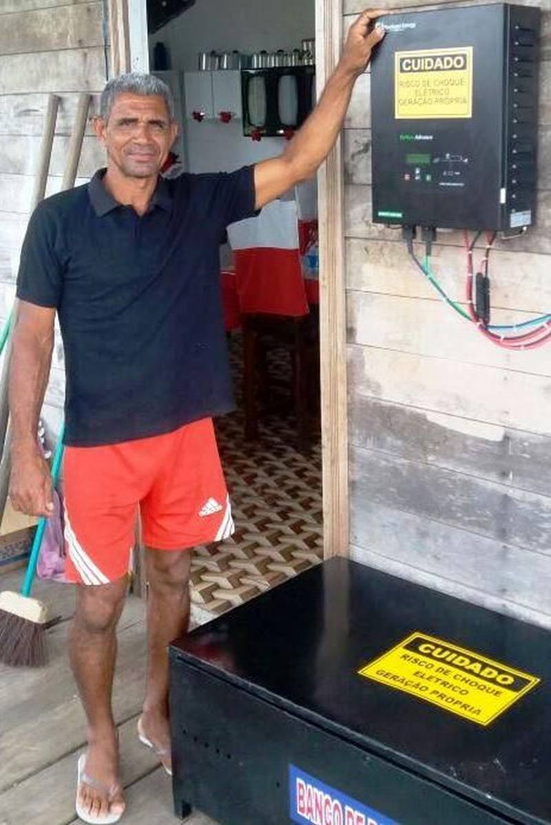 Na área ambiental, a Emater também participou, na semana passada, da instalação de mais quatro kits de placas solares viabilizadas por financiamentos na linha de crédito Eco, do Programa Nacional de Fortalecimento da Agricultura Familiar (Pronaf/Eco), para produtores ribeirinhos em Almeirim, Região do Médio-Amazonas.
FOTO: ASCOM EMATER
DATA: 24.04.2018
ALMEIRIM - PARÁ <div class='credito_fotos'>Foto: ASCOM EMATER | <a href='/midias/2018/originais/51cd35a7-bb03-49e1-9ba3-c8d0ca10eeab.jpg' download><i class='fa-solid fa-download'></i> Download</a></div>