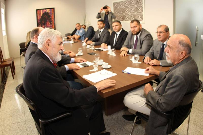 O governador Simão Jatene recebeu na manhã desta terça-feira, 22, três deputados integrantes de comissões especiais da Câmara Federal. No encontro, os deputados ouviram do governador todas as medidas tomadas para resolver o problema da crise nacional de violência, com consequências no estado, além de medidas sócio-ambientais relacionadas ao lixo urbano e ao acidente provocado pela empresa Hydro, em Barcarena, na região nordeste do Estado.

FOTO: CRISTINO MARTINS / AG. PARÁ
DATA: 22.05.2018
BELÉM - PARÁ <div class='credito_fotos'>Foto: Cristino Martins/Ag. Pará   |   <a href='/midias/2018/originais/51cf8d6d-94f5-4275-88db-641221c9e6d3.jpg' download><i class='fa-solid fa-download'></i> Download</a></div>
