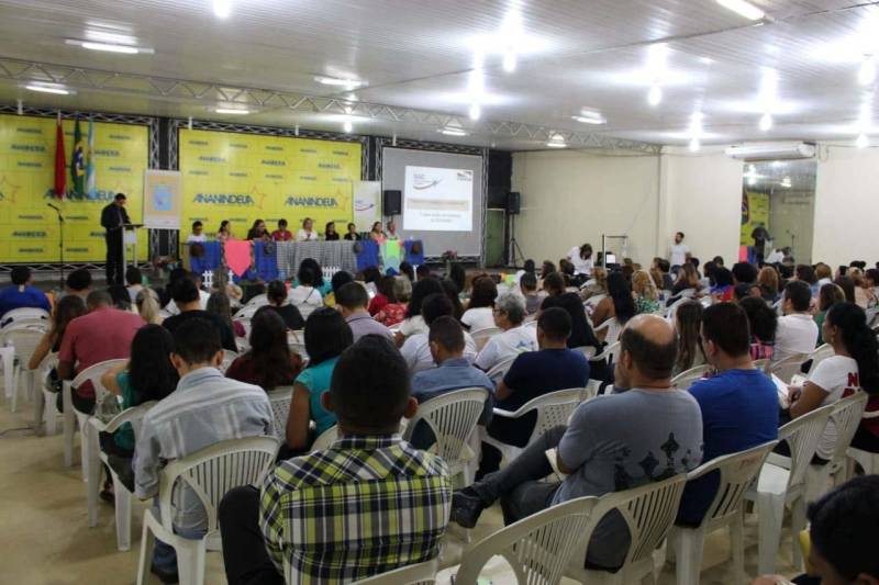 Na manhã desta quarta-feira (13) cerca de 200 pessoas participaram da abertura de mais uma edição do Projeto Família e Cidadania (foto), no auditório da Secretaria Municipal de Educação de Ananindeua (Semed), no Bairro da Guanabara, em Ananindeua (Região Metropolitana de Belém). O evento – que prossegue até sexta-feira (15) - foi aberto por representantes dos órgãos parceiros do projeto, entre eles Daniele Khayat, diretora-geral do Núcleo de Articulação e Cidadania (NAC), do governo do Estado. Ao destacar como o projeto melhora a vida das pessoas, Daniele Khayat disse que “hoje a sociedade realmente vem enfrentando muitas dificuldades, e eu digo isso diante do que estamos presenciando nas escolas, na área de saúde e em várias outras áreas. Com esse projeto temos um grande desafio, que é a educação familiar, pois a base da sociedade é a família, é o núcleo, e o projeto vem dando esse empoderamento às famílias”.

FOTO: ASCOM / NAC
DATA: 13.06.2018
BELÉM - PARÁ <div class='credito_fotos'>Foto: Ascom NAC   |   <a href='/midias/2018/originais/51cfdbf5-876f-46c7-8cf1-55f42732d07d.jpg' download><i class='fa-solid fa-download'></i> Download</a></div>
