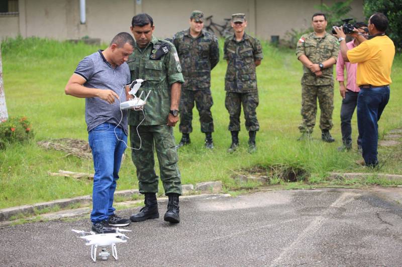 A Polícia Militar iniciou na manhã desta quarta-feira, 16, na sede do Comando Geral, em Icoaraci, o processo de habilitação ao 1º Curso de Operador de Aeronaves Remotamente Pilotadas (RPA - Remotely Piloted Aircraft), conhecidos popularmente como drones (foto), oferecido pela PM do Pará. Vinte candidatos participaram das avaliações psicológica e técnica. Na quinta-feira, 17, a previsão é de que os 23 inscritos sejam submetidos aos testes de aptidão. O resultado final das avaliações será divulgado até a próxima sexta-feira, 18. Os habilitados estarão credenciados a participar do curso previsto para o período de 21 a 25 deste mês. Na programação de hoje foram formados dois grupos, avaliados pela equipe do Centro Integrado de Psicologia e Assistência Social (Cipas). Em seguida os candidatos foram à parte prática, coordenado operacionalmente pelo cabo Antônio Donato, da Assessoria de Comunicação da PM.
FOTO: MÁCIO FERREIRA / AG. PARÁ
DATA: 16.05.2018
BELÉM - PARÁ <div class='credito_fotos'>Foto: MÁCIO FERREIRA/ AG. PARÁ | <a href='/midias/2018/originais/51d6b4a9-2c73-44d3-a5b7-5ab53685eba6.jpg' download><i class='fa-solid fa-download'></i> Download</a></div>