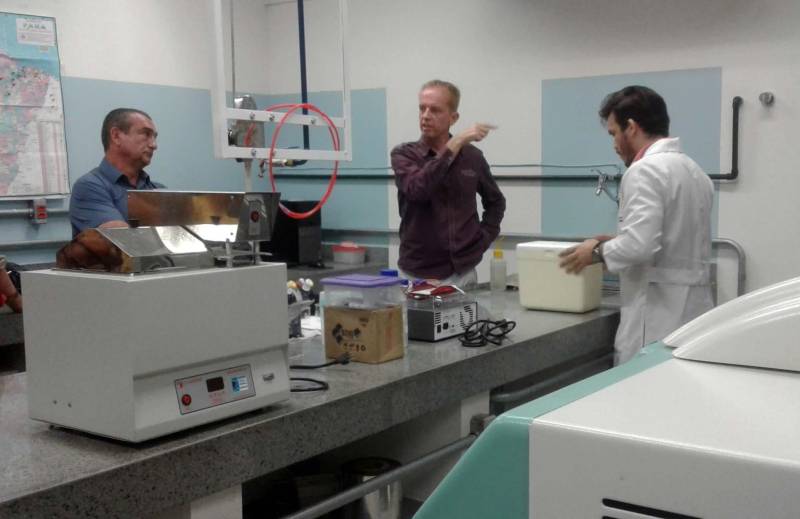 O Parque de Ciência e Tecnologia (PCT) Guamá, construído pelo governo do Estado no Campus da Universidade Federal do Pará, em Belém, disponibiliza a empresas 11 laboratórios que oferecem soluções tecnológicas para ajudar a desenvolver produtos inovadores, entre os quais o Centro de Valorização de Compostos Bioativos da Amazônia, o Laboratório de Óleos Vegetais, o Centro de Estudos Avançados em Biodiversidade e o Laboratório de Qualidade do Leite. Foi esta estrutura, com destaque para genética, química e biodiversidade, que dezenas dos principais empresários paraenses de beneficiamento de açaí conheceram (foto) na manhã desta segunda-feira (2), numa iniciativa coordenada pelo secretário de Desenvolvimento Econômico, Mineração e Energia, Adnan Demachki.
FOTO: ASCOM / SEDEME
DATA: 02.04.2018
BELÉM - PARÁ <div class='credito_fotos'>Foto: Ascom Sedeme | <a href='/midias/2018/originais/51de38f4-2751-4435-916b-e6540cf4792e.jpg' download><i class='fa-solid fa-download'></i> Download</a></div>