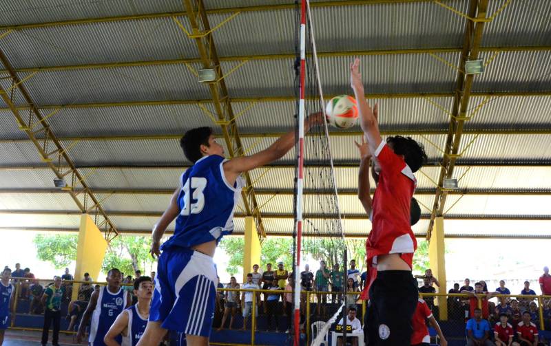 Paragominas, Mãe do Rio e Tomé-Açu são os primeiros campeões da Regional dos Jogos Estudantis Paraenses (JEPS), que ocorrem até domingo (13) em Mãe do Rio, na região nordeste do Pará. O time de Mãe do Rio no voleibol Masculino B, da Escola Marino Contti perdeu a partida final para os atletas da Escola Nikkei de Tomé-Açu (de vermelho).
FOTO: ELISEU DIAS / ASCOM SEDUC
DATA: 11.05.2018
MÃE DO RIO - PARÁ <div class='credito_fotos'>Foto: Eliseu Dias / Ascom Seduc | <a href='/midias/2018/originais/51df82de-23d6-40bc-ba73-b8544fe7ac12.jpg' download><i class='fa-solid fa-download'></i> Download</a></div>
