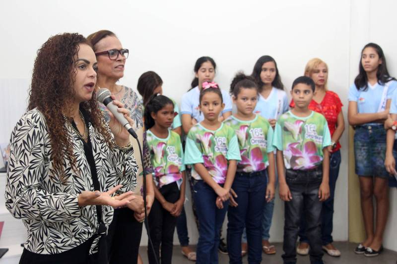 Na manhã desta sexta-feira, 11, a Secretária Estadual de Municípios Sustentáveis, Izabela Jatene, esteve na Fundação Casa da Cultura de Marabá (FCCM), para conversar com a coordenação sobre o fortalecimento da área de pesquisa da instituição. Em Marabá o foco foi o desenvolvimento da pesquisa desenvolvida pela Fundação Casa da Cultura, que precisa de parcerias para fortalecer esse importante trabalho. A instituição já soma o levantamento de 400 sítios arqueológicos e mais de um milhão de artefatos, segundo informações do coordenador do Núcleo de Arqueologia de Marabá, Marlon Prado.
FOTO: ANTONIO MACEDO / DIVULGAÇÃO
DATA: 11.05.2018
MARABÁ - PARÁ <div class='credito_fotos'>Foto: ANTONIO MACEDO / DIVULGAÇÃO | <a href='/midias/2018/originais/51e45747-5361-4777-993c-b930ee29e389.jpg' download><i class='fa-solid fa-download'></i> Download</a></div>