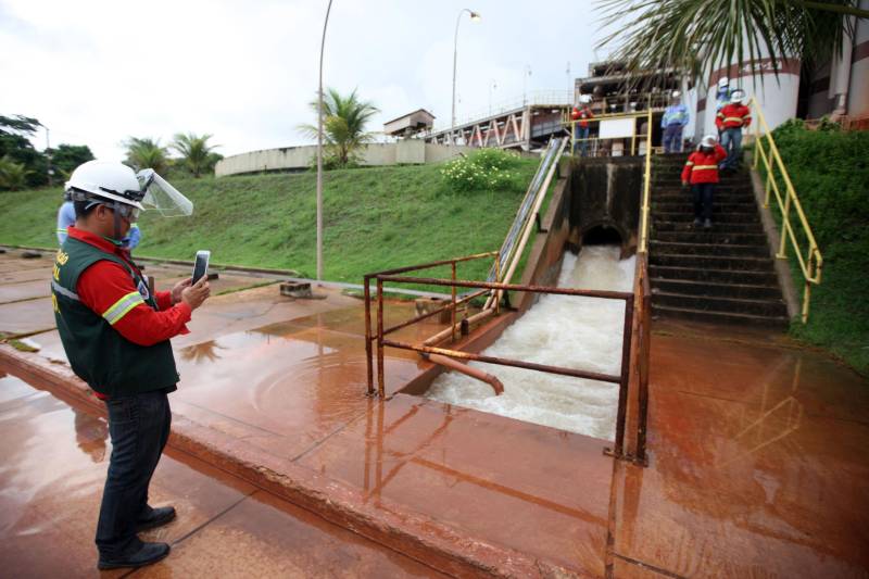 A Secretaria de Estado de Meio Ambiente e Sustentabilidade (Semas) notificou oficialmente a Hydro, na tarde desta terça-feira (27), por conta do não cumprimento do prazo de 48 horas dado na sexta-feira (23) pelo governo para que a empresa reduzisse os níveis das bacias de resíduos ao nível de, pelo menos, um metro, conforme determina a legislação ambiental. A notificação foi entregue por técnicos da Semas na sede da refinaria, em Barcarena, a 112 quilômetros de Belém. A determinação é que a produção seja reduzida pela metade.
FOTO: THIAGO GOMES / AG PARÁ
DATA: 27.02.2018
BARCARENA - PARÁ <div class='credito_fotos'>Foto: Thiago Gomes /Ag. Pará | <a href='/midias/2018/originais/51e923e8-ec41-4eb2-aaad-03f85d7b6db4.jpg' download><i class='fa-solid fa-download'></i> Download</a></div>