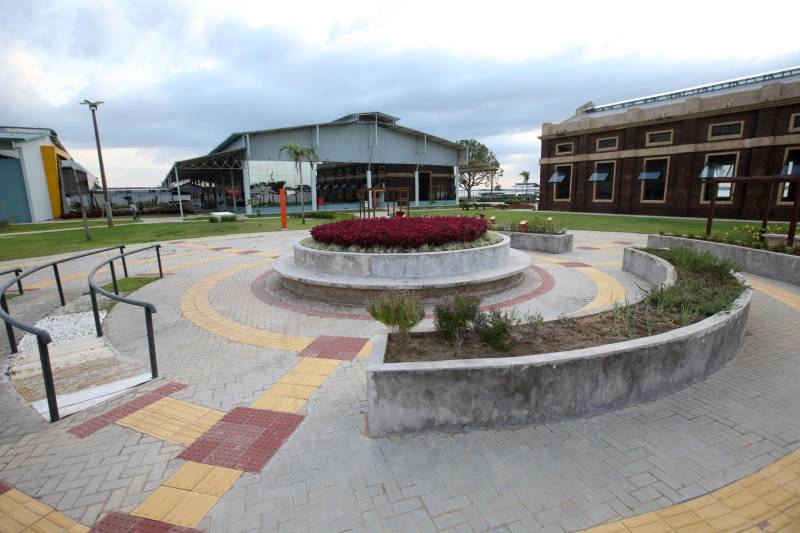 Desde sua inauguração, dia 30 de maio deste ano, o Centro Integrado de Inclusão e Reabilitação (CIIR, na foto), marcou a história na assistência global à Pessoa com Deficiência (PcD), no Pará e na Região Norte, ao oferecer, em um único complexo, atendimento para Pessoas com Deficiência (PcD) de todas as faixas etárias. São diversas especialidades, tecnologias e estrutura de última geração, associadas à qualidade, segurança e humanização destinadas 100% aos usuários do Sistema Único de Saúde (SUS). Desde seu funcionamento, a equipe multiprofissional do CIIR realizou  cerca de  18.760 atendimentos nas mais diversas especialidades e serviços. O atendimento de qualidade, seguro e humanizado é celebrado por um índice de 96% de satisfação de quem depende da assistência.

FOTO: CARLOS SODRÉ / AG. PARÁ
DATA: 07.12.2018
BELÉM - PARÁ <div class='credito_fotos'>Foto: Carlos Sodré/Agência Pará   |   <a href='/midias/2018/originais/51f08693-492a-4528-a692-b52c0b6f486b.jpg' download><i class='fa-solid fa-download'></i> Download</a></div>