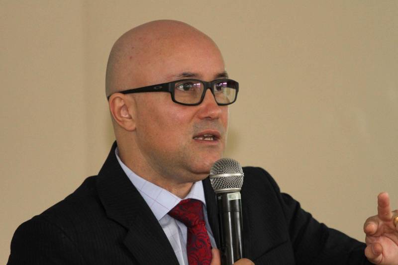 Uma parceria inédita foi fechada entre as perícias criminal do Pará e dos Estados Unidos. Na última semana, o Centro de Perícias Científicas “Renato Chaves” e o Federal Bureau of Investigation – FBI (em português: Gabinete Federal de Investigação) celebraram acordo de intercâmbio. Com isso, os peritos paraenses receberão aperfeiçoamento em diferentes áreas nos laboratórios da polícia americana. Além disso, um treinamento será ministrado por agentes do FBI em Belém. Durante visita ao Centro de Perícias, o agente do FBI e adido policial da Embaixada dos Estados Unidos no Brasil, David Brassanini (foto), esteve reunido com a direção geral do órgão estadual e apresentou um pouco do trabalho da polícia americana aos peritos criminais.
FOTO: CRISTINO MARTINS / AG. PARÁ
DATA: 27.03.2018
BELÉM - PARÁ <div class='credito_fotos'>Foto: Cristino Martins/Ag. Pará | <a href='/midias/2018/originais/51fa5abe-1993-4455-ae2d-11fbfbf7b23e.jpg' download><i class='fa-solid fa-download'></i> Download</a></div>