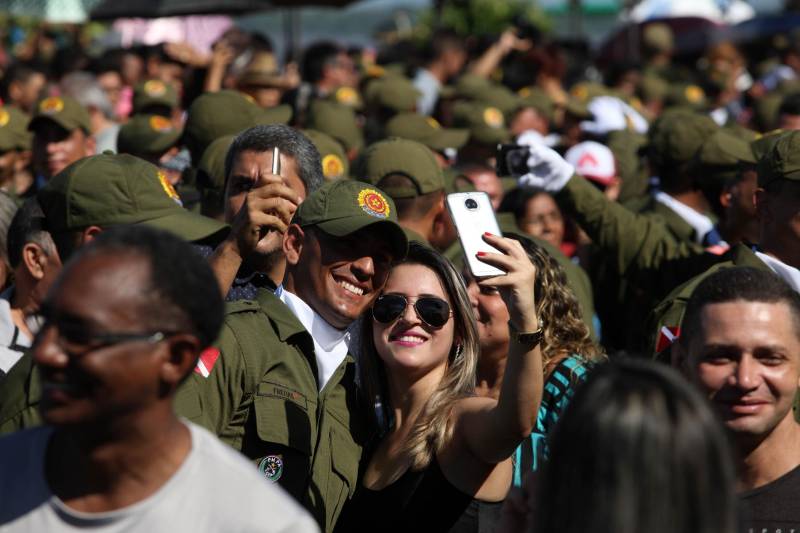 A cerimônia de formatura dos novos praças da Polícia Militar ocorreu na manhã desta segunda-feira (9), simultaneamente, em Belém e outros seis municípios paraenses: Santa Izabel, Castanhal, Barcarena, Capanema, Bragança e Tucuruí. Em Parauapebas, Marabá, Breves, Soure e Conceição do Araguaia, a formatura será celebrada na quinta-feira, dia 12. Na sexta-feira, dia 13, é a vez de Santarém, Altamira, Paragominas e Itaituba. O governador Simão Jatene presidiu a cerimônia de formatura no Portal da Amazônia, bairro da Cidade Velha, em Belém. Milhares de familiares dos formandos lotaram o espaço para entregar aos novos policiais militares seus diplomas de conclusão de curso.
FOTO: SIDNEY OLIVEIRA / AG. PARÁ
DATA: 09.07.2018
BELÉM - PARÁ <div class='credito_fotos'>Foto: Sidney Oliveira/Ag. Pará | <a href='/midias/2018/originais/5205877d-7b93-4608-8c9c-0c6cc0f8fb37.jpg' download><i class='fa-solid fa-download'></i> Download</a></div>