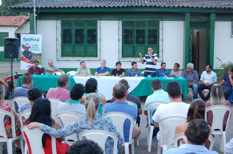 O Governo do Estado, por meio do programa Pará Rural, em solenidade no Sindicato Rural de Santarém (Sirsan), fez a entrega de equipamentos agrícolas (retroescavadeiras, tratores e caminhões), na quinta-feira (5) a 10 municípios da região Oeste do Pará: Santarém, Belterra, Mojuí dos Campos, Alenquer, Itaituba, Novo Progresso, Trairão, Medicilândia, Placas e Jacareacanga. Na foto, gerente executivo do Pará Rural, Valdo Gaspar.
FOTO: SAMUEL ALVARENGA / ASCOM CRGBA
DATA: 06.07.2018
SANTARÉM - PARÁ <div class='credito_fotos'>Foto: SAMUEL ALVARENGA / ASCOM CRGBA | <a href='/midias/2018/originais/52069706-afaf-48b8-b5e2-c6d68fd935e3.jpg' download><i class='fa-solid fa-download'></i> Download</a></div>
