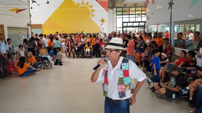 Muita emoção, alegria e diversão marcaram a confraternização de Natal promovida pelo Centro Integrado de Inclusão e Reabilitação (CIIR), que reuniu centenas de pessoas, no sábado (22). Com a participação de colaboradores, usuários e acompanhantes de pacientes, o evento antecipou o Natal de todos que integram o complexo, inaugurado este ano, e que presta assistência de alta complexidade para Pessoas com Deficiência (PcD) física, mental, intelectual, visual e auditiva. Sem esconder sua emoção, o gestor do Centro de Reabilitação, José Neto, afirma que a primeira confraternização foi além da expectativa. “A emoção tomou conta dos colaboradores, usuários e/ou responsáveis. Foi um misto de harmonia, carinho e alegria que contagiou todos. As pessoas, as apresentações, a festa si, tudo teve muito amor envolvido, evidenciando o verdadeiro espírito de Natal. Aqui, a inclusão se faz plena e sem qualquer diferença". Na foto, o escritor e poeta Juraci Siqueira.

FOTO: ASCOM / INDSH
DATA: 24.12.2018
BELÉM - PARÁ <div class='credito_fotos'>Foto: ASCOM / INDSH   |   <a href='/midias/2018/originais/520d9203-7039-4fef-9c08-2e54529c48d1.jpg' download><i class='fa-solid fa-download'></i> Download</a></div>