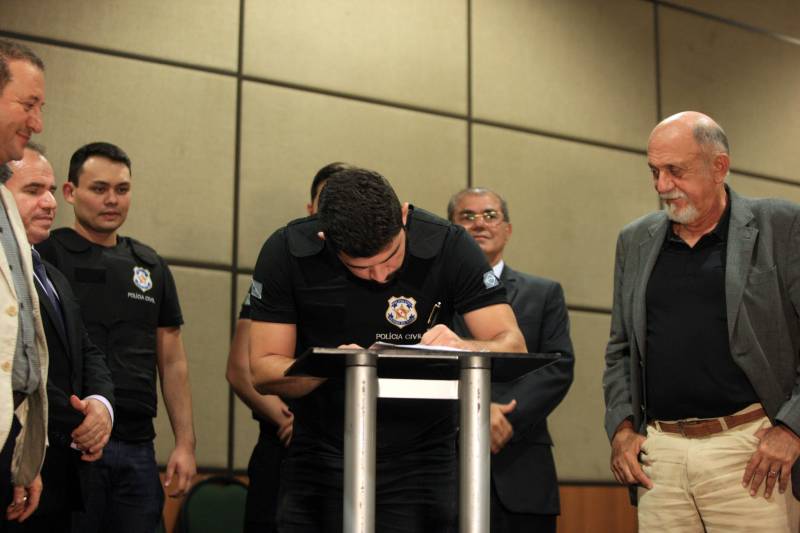 Representando a corporação, assinaram o documento de posse os policiais Rivaldo Ruela da Silva (investigador); Davi Bezerra Feijó (escrivão) e Athur Akihiro Pastana (papiloscopista). Na oportunidade também foram entregues, simbolicamente, os equipamentos de trabalho, como coletes, armas e carteiras funcionais.

FOTO: RODOLFO OLIVEIRA / AG. PARÁ
DATA: 22.03.2018
BELÉM - PARÁ <div class='credito_fotos'>Foto: Rodolfo Oliveira/Ag. Pará   |   <a href='/midias/2018/originais/521077ae-00e5-4af4-bea3-0136f0e0fef6.jpg' download><i class='fa-solid fa-download'></i> Download</a></div>