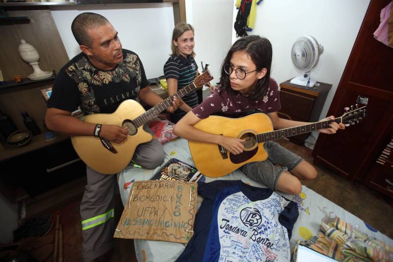 Se passar em uma universidade pública, competindo com jovens que estudam em escolas particulares e têm o reforço dos cursinhos preparatórios, já é difícil, imagine passar em três processos seletivos diferentes em universidades públicas. Essa foi a proeza de Pedro Castro. Com apenas 17 anos, ele passou em Engenharia Florestal na Universidade Federal Rural da Amazônia (Ufra), em Biomedicina na Universidade Federal do Pará, e em Engenharia Biomédica, também na UFPA, curso este pelo qual optou.
FOTO: SIDNEY OLIVEIRA / AG. PARÁ
DATA: 14.02.2018
BELÉM - PARÁ <div class='credito_fotos'>Foto: Sidney Oliveira/Ag. Pará | <a href='/midias/2018/originais/521395bc-823a-4c60-90b2-7caf36ea8552.jpg' download><i class='fa-solid fa-download'></i> Download</a></div>