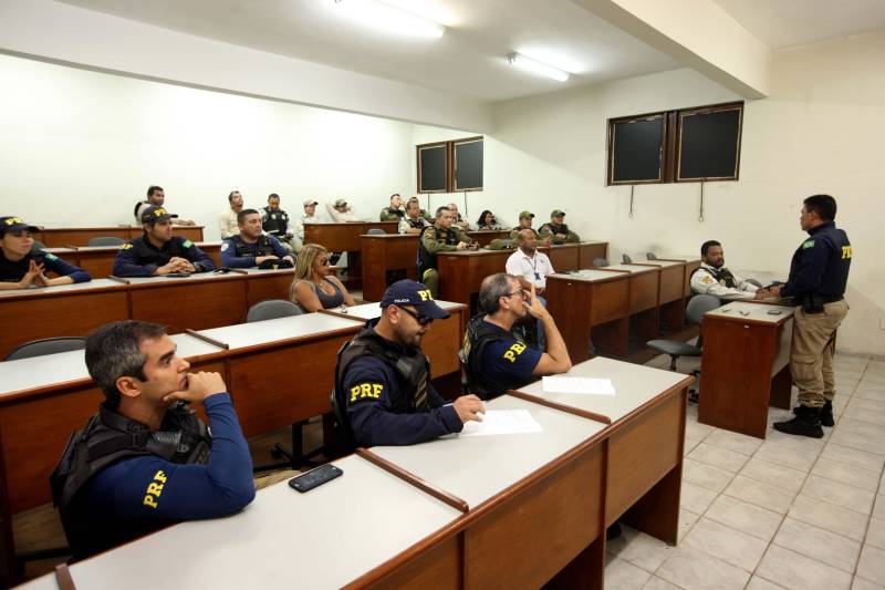 Foi bem sucedida a medida inédita de inversão no trânsito no trecho compreendido entre os quilômetros 13 e 6 da rodovia BR-316, entre os municípios de Marituba e Ananindeua. A ação foi programada para o período de 16h às 22h da terça-feira (13), com o propósito de garantir maior fluidez ao trânsito de veículos que retornavam do feriado de Carnaval.
FOTO: SIDNEY OLIVEIRA / AG. PARÁ
DATA: 13.02.2017
ANANINDEUA - PARÁ <div class='credito_fotos'>Foto: Sidney Oliveira/Ag. Pará | <a href='/midias/2018/originais/522675ef-fd94-4970-acae-269f3993dd6d.jpg' download><i class='fa-solid fa-download'></i> Download</a></div>