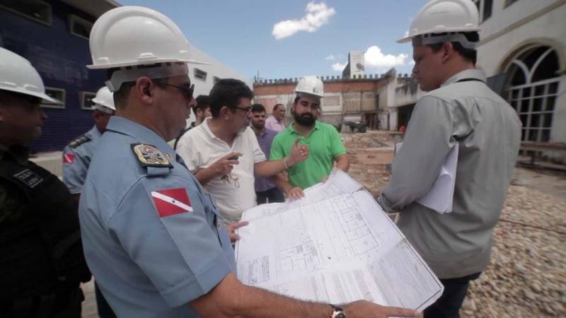 No início de junho está prevista a entrega da primeira etapa das obras de reforma do prédio histórico do 2º Batalhão da Polícia Militar (BPM), localizado na esquina da avenida Assis de Vasconcelos com a travessa Gaspar Viana, bairro Reduto. Na manhã desta sexta-feira (18), o comandante geral da PM, coronel Hilton Benigno, acompanhado do coronel Luiz Otávio e de equipe técnica, visitou as obras de engenharia da unidade onde será instalado a nova sede do 2º Batalhão, que abrange bairros como Campina, Cidade Velha e Reduto. O prédio é tombado pelo Instituto do Patrimônio Histórico e Artístico Nacional (Iphan). “Estamos inspecionando o serviço que já está 90% concluído. Nosso cuidado é por se tratar de um prédio histórico, mas também por conta das instalações a serem oferecidas aos nossos militares”, disse o coronel, que percorreu toda a área física do novo espaço que irá comportar, dentre outras instalações, alojamentos, almoxarifado, auditório e reserva técnica.

FOTO: ASCOM / POLÍCIA MILITAR
DATA: 18.05.2018
BELÉM - PARÁ <div class='credito_fotos'>Foto: Ascom Polícia Militar   |   <a href='/midias/2018/originais/522c6d86-0ebf-458d-a621-a9efe1738368.jpg' download><i class='fa-solid fa-download'></i> Download</a></div>