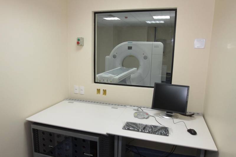 Neste domingo (30), às 11 horas, o governador Simão Jatene realiza uma visita às instalações do novo “Abelardo Santos” (foto), em Icoaraci. O prédio possui 10 andares e tem capacidade de atendimento para ser o maior hospital público da Região Metropolitana de Belém, beneficiando cerca de 1,2 milhão de pessoas. O hospital terá diversas especialidades, como clínica pediátrica, cirúrgica, médica e de traumatologia, terapia renal, unidade de transplante, maternidade, unidade de tratamento intensivo (UTI) infantil e adulto, centro cirúrgico com oito salas, laboratório de análise clínicas, serviço de reabilitação e centro de diagnóstico por imagem, que fará exames mais completos de mamografia, ressonância magnética e tomografia computadorizada.

FOTO: CRISTINO MARTINS / AG. PARÁ
DATA: 29.12.2018
ICOARACI - PARÁ <div class='credito_fotos'>Foto: Cristino Martins/Ag. Pará   |   <a href='/midias/2018/originais/5235df18-8cfe-41c6-86b9-96d70fd3308a.jpg' download><i class='fa-solid fa-download'></i> Download</a></div>