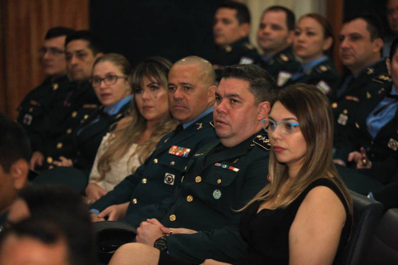 A Secretaria de Estado de Segurança Pública e Defesa Social (Segup), por meio do Instituto de Ensino de Segurança Pública (Iesp), realizou, nesta quarta-feira, 28, no auditório do Ciaba, as formaturas das turmas do Curso Superior de Polícia e Bombeiro Militar CSPBM/2018- Especialização em Gestão Estratégica e Defesa Social e dos cursos de Aperfeiçoamento de Oficiais- CAO/2018 da Polícia Militar do Pará e do Corpo de Bombeiros Militar do Pará- Especialização em Defesa Social em Cidadania.

FOTO: SIDNEY OLIVEIRA / AG. PARÁ
DATA: 28.11.2018
BELÉM - PARÁ <div class='credito_fotos'>Foto: Sidney Oliveira/Ag. Pará   |   <a href='/midias/2018/originais/523683c6-e0be-4bf5-9d64-c29451d626e5.jpg' download><i class='fa-solid fa-download'></i> Download</a></div>