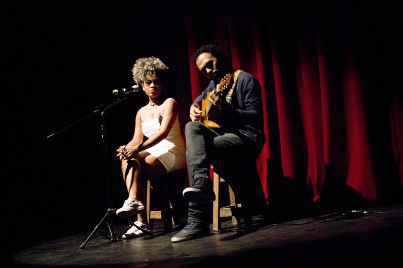 Os novos artistas que desejam entrar no mercado paraense, já podem se inscrever no Prêmio Expressões Artísticas 2018, da Fundação Cultural do Pará (FCP). A premiação tem como objetivo valorizar as atividades artísticas desenvolvidas no Estado e nas demais regiões do Brasil. O edital faz parte do Programa Seiva de Incentivo à Arte e à Cultura. O edital de 2018 foi publicado na edição desta terça-feira (27), do Diário Oficial do Estado (DOE). Os interessados podem se inscrever até o dia 12 de abril, na sede da FCP, de segunda à sexta, no horário de 8h às 17h, no setor de protocolo, localizado no subsolo do prédio do Centur. Serão premiados 20 projetos no valor de R$ 4.500,00 (quatro mil e quinhentos reais), nas áreas de artes visuais, cênicas, design e música. Além disso, os selecionados terão direito a um programa de capacitação de 10 horas após a seleção. Podem se inscrever no certame pessoas físicas, bem como microempreendedores individuais (MEI).
FOTO: ASCOM / FCP
DATA: 27.02.2018
BELÉM - PARÁ <div class='credito_fotos'>Foto: ASCOM FCP | <a href='/midias/2018/originais/524553c4-2809-4fbc-b0c0-5d501df743d3.jpg' download><i class='fa-solid fa-download'></i> Download</a></div>