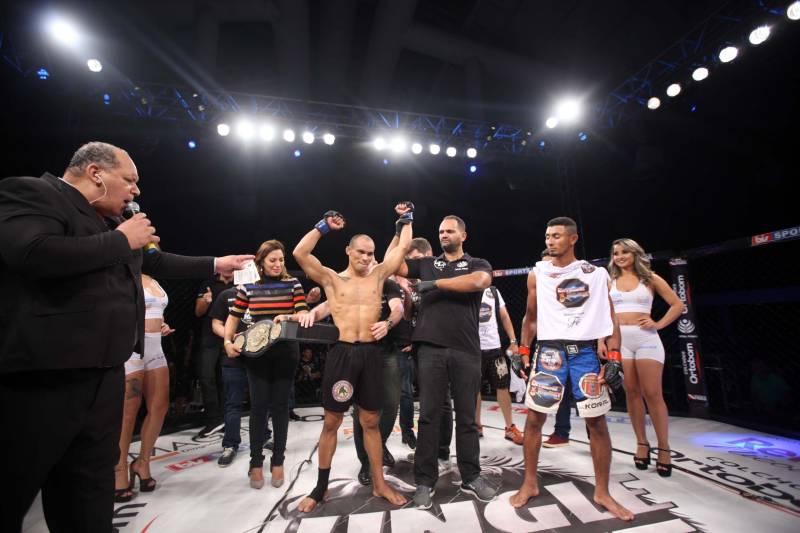 O mundo do MMA conheceu neste sábado os novos guerreiros paraenses. Dos 34 lutadores que entraram no octógono do Jungle Fight 93, 31 representaram o estado. Destaque para Ivanildo Monstrinho e Francisco Figueiredo, que conquistaram os cinturões interinos das categorias 57kg e 61kg, respectivamente, diante do público que lotou o Centro de Convenções da Amazônia – Hangar, com apoio da Secretaria de Estado de Esporte e Lazer. Na foto, Ivanildo Monstrinho
FOTO: THIAGO GOMES / AG. PARÁ
DATA: 28.04.2018
BELÉM - PARÁ <div class='credito_fotos'>Foto: Thiago Gomes /Ag. Pará | <a href='/midias/2018/originais/5246e585-0aa0-4351-bd0a-18d77ec6bfa8.jpg' download><i class='fa-solid fa-download'></i> Download</a></div>