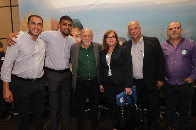 O primeiro dia do Fórum Permanente de Prefeitas e Prefeitos dos Municípios Sustentáveis contou com a participação de 85 prefeitos , 17 vices e 21 secretários municipais dos 141 municípios manifestaram interesse em adotar as diretrizes do programa. Para o governador Simão Jatene, esta grande participação simboliza a união de agentes públicos que colocaram os interesses coletivos acima dos interesses individuais para construir um estado melhor para todos. Com o tema “Gestão Compartilhada”, o evento traz as experiências e os desdobramentos das agendas governamentais que foram planejadas em parceria com as gestões municipais. Através da Secretaria Extraordinária de Municípios Sustentáveis (Semsu) Governo do Pará, por meio da Semsu, investe na capacitação dos municípios para a promoção de uma gestão fiscal eficiente. Para Izabela Jatene, este primeiro dia serviu para sinalizar o quanto os gestores estão preocupados com o equilíbrio da questão fiscal dos municípios e em desenvolver uma governança compartilhada para desenvolver seus municípios.
FOTO: CRISTINO MARTINS / AG. PARÁ
DATA: 07.02.2018
BELÉM - PARÁ <div class='credito_fotos'>Foto: Cristino Martins/Ag. Pará | <a href='/midias/2018/originais/524e08d3-bfa9-40ea-88f7-9c0b657c07f3.jpg' download><i class='fa-solid fa-download'></i> Download</a></div>