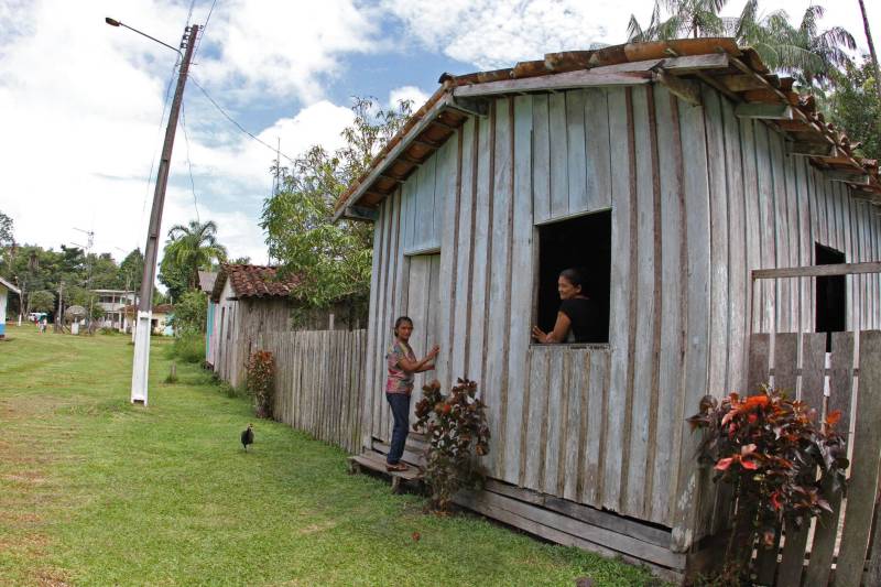 Cento e dezoito famílias da comunidade quilombola do Caeté (foto), no município de Abaetetuba, no nordeste do Estado, foram beneficiadas com um título coletivo de terra. Com o documento, o Governo do Estado, por meio do Instituto de Terras do Pará (Iterpa), reconhece o direito de uma população que há décadas ocupa e trabalha na área. A cerimônia de entrega ocorreu na manhã deste sábado (24), no Centro Comunitário, e contou com a participação do governador Simão Jatene. A área titulada corresponde a cerca de 1.400 hectares. Agora, devidamente respaldadas, as famílias poderão ter acesso a empréstimos, políticas públicas, entre outros benefícios que possibilitam o desenvolvimento da sua produção e a continuidade de suas tradições. “Com o documento de terra a comunidade passa a ter segurança jurídica e acesso a créditos, financiamentos e outros benefícios que antes não lhes era permitido. Além disso, agora eles poderão produzir com mais segurança, mantendo a terra entre as futuras gerações”, afirmou o governador Simão Jatene.
FOTO: CRISTINO MARTINS / AG. PARÁ
DATA: 24.03.2018
ABAETETUBA - PARÁ
<div class='credito_fotos'>Foto: Cristino Martins/Ag. Pará | <a href='/midias/2018/originais/524e79f8-6684-47e8-8829-146652c21769.jpg' download><i class='fa-solid fa-download'></i> Download</a></div>
