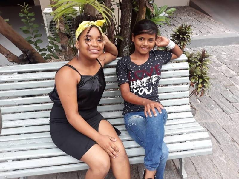 Vinte alunos do Polo Pro Paz nos Bairros, que funciona na Universidade Federal do Pará (UFPA), participaram de uma oficina sobre Poesia Visual, na Casa da Linguagem, vinculada à Fundação Cultural do Pará (FCP). A oficina, encerrada nesta terça-feira (26), foi ministrada durante uma semana pela professora e artista visual Danielle Fonseca. "Estou muito feliz em oferecer esta oficina para as crianças. Eles se mostraram interessados e dispostos a mergulhar no universo da poesia visual, que é excelente, principalmente para os adolescentes e jovens, pois está ligada à leitura, à música, ao ritmo, e por ser uma das poesias mais dinâmicas, que ajuda a desenvolver várias percepções", disse a professora. Na foto, Renata Sousa, 12 anos. (Blusa preta de manga, lado direito da foto).
FOTO: EMANUELE CORRÊA / ASCOM PRO PAZ
DATA: 26.06.2018
BELÉM - PARÁ <div class='credito_fotos'>Foto: EMANUELE CORRÊA / ASCOM PRO PAZ | <a href='/midias/2018/originais/524eb55a-79bd-4a3d-84e9-d3317ae50d32.jpg' download><i class='fa-solid fa-download'></i> Download</a></div>