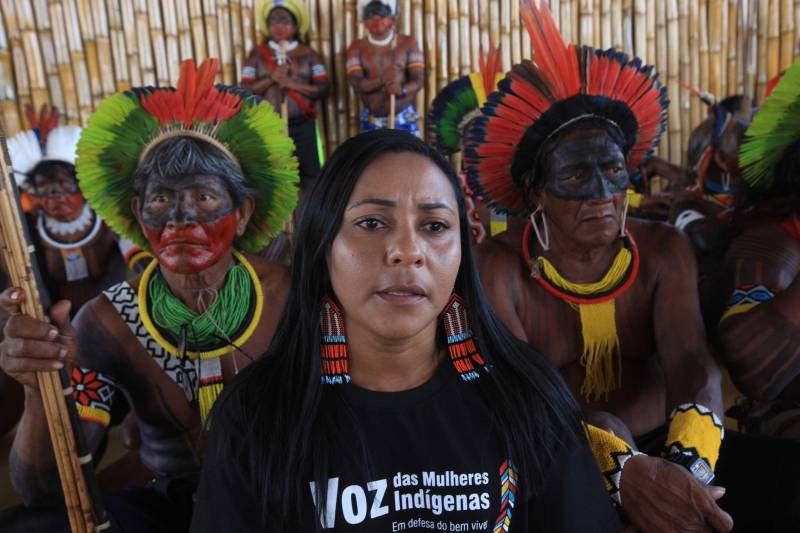 Uma caminhada pelas principais ruas de São Félix do Xingu foi o ponto alto da programação da Semana dos Povos Indígenas nesta quarta-feira (18). Os índios se concentraram em frente à Secretaria Municipal de Cultura, entoando cantos de guerra e dançando na luta por direitos. Uma das principais reivindicações é a retomada de territórios e a gestão ambiental dessas áreas. Durante a passeata, caciques se revezavam proferindo palavras de ordem, enquanto todos seguiam em cadência rumo à Praça do Triângulo, onde ocorre grande parte das atividades. A passeata foi também um protesto contra a exoneração de Franklimberg Ribeiro de Freitas da presidência da Fundação Nacional do Índio (Funai). Ele teria sido demitido pelo presidente Michel Temer a pedido de deputados da bancada ruralista, em Brasília. Na foto, a gerente de Promoção e Proteção dos Direitos dos Povos Indígenas da Secretaria de Estado de Justiça e Direitos Humanos (Sejudh), Puyr Tembé.
FOTO: RODOLFO OLIVEIRA / AG. PARÁ
DATA: 18.04.2018
SÃO FÉLIX DO XINGU - PARÁ <div class='credito_fotos'>Foto: Rodolfo Oliveira/Ag. Pará | <a href='/midias/2018/originais/524ebe09-bfc5-4284-8ec9-4c5e7a446722.jpg' download><i class='fa-solid fa-download'></i> Download</a></div>