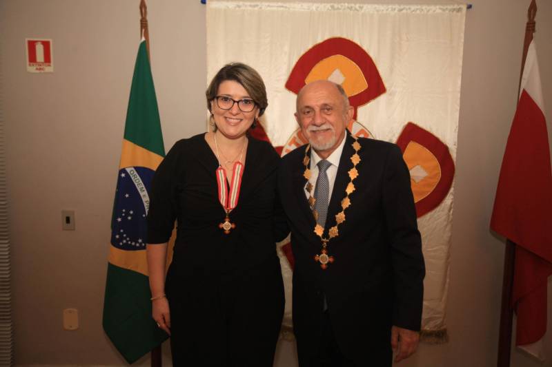 O Governo do Estado do Pará concedeu hoje 230 comendas do Mérito Grão-Pará (foto), a mais alta do Estado, a autoridades e servidores que se destacaram nos últimos oito anos de serviços prestados à população. “O ciclo que encerramos hoje não encerra nossa missão de servir ao público, porque uma vez servidores públicos, trabalhando em benefício da população, nunca mais deixamos de sê-lo, pois essa missão fica gravada em nossos corações”, disse o governador Simão Jatene aos agraciados. O governador entregou, pessoalmente, uma a uma as condecorações.  Das 230 medalhas, 14 foram no grau de Grande Oficial, 60 no grau de Comendador, 8 no grau de Oficial e 11 no grau de Cavaleiro aos servidores civis. Entre os militares, 4 receberam no grau de Comendador, 38 de Oficial e 109 no grau de Cavaleiro.

FOTO: CRISTINO MARTINS / AG. PARÁ
DATA: 31.12.2018
BELÉM - PARÁ <div class='credito_fotos'>Foto: Cristino Martins/Ag. Pará   |   <a href='/midias/2018/originais/52501ae7-6f73-4b54-94f1-997054f90fc0.jpg' download><i class='fa-solid fa-download'></i> Download</a></div>