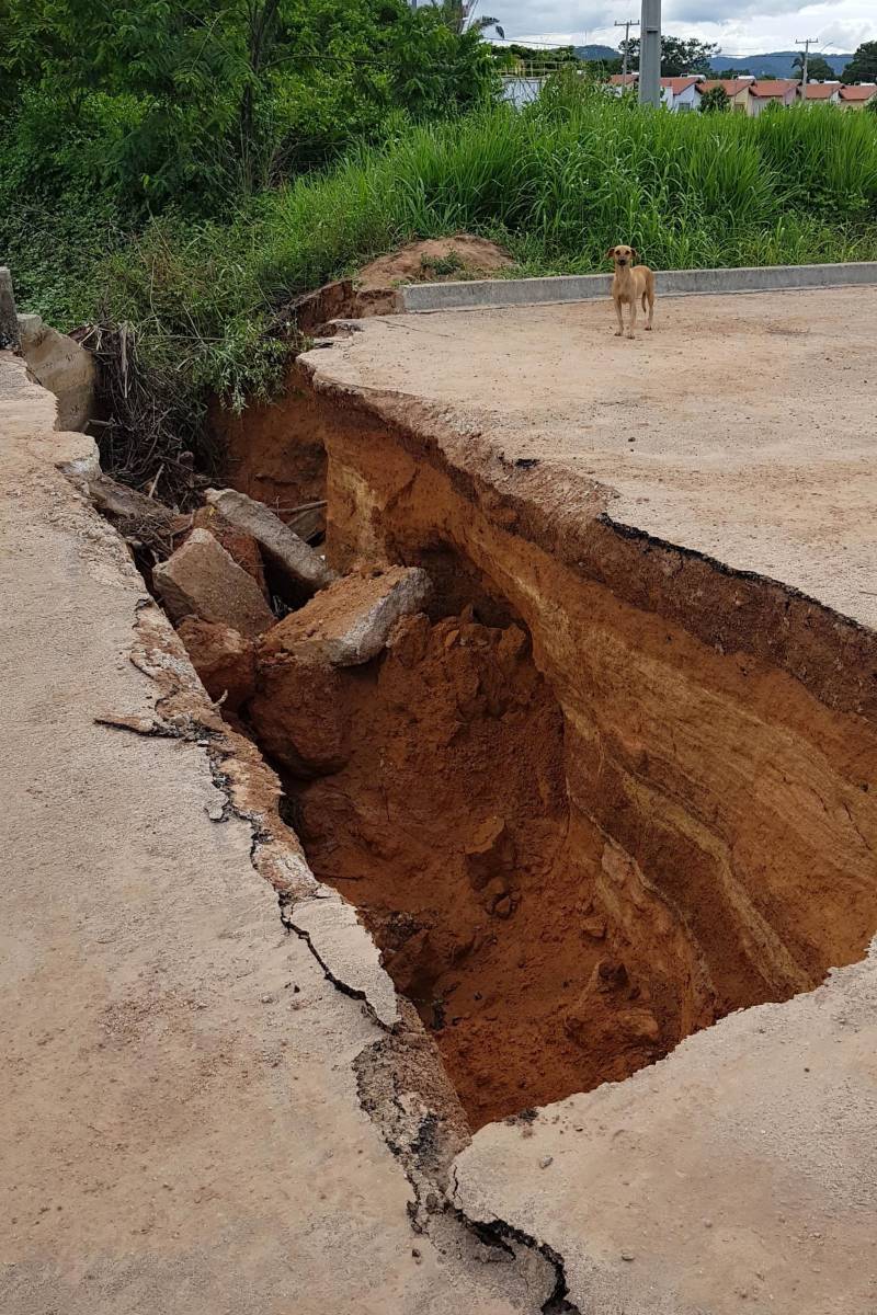 A chuva forte que caiu durante a tarde e a noite da última segunda-feira (26) em Redenção, provocou o rompimento de três represas em áreas privadas no município e, com isso, afetou 250 famílias em 12 bairros da cidade.

FOTO: ASCOM DEFESA CIVIL
DATA: 26.11.2018
REDENÇÃO - PARÁ <div class='credito_fotos'>Foto: ASCOM / DEFESA CIVIL    |   <a href='/midias/2018/originais/52514525-4a3e-4721-8e47-7835433d45b5.jpg' download><i class='fa-solid fa-download'></i> Download</a></div>