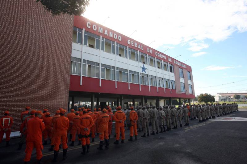 Estabelecimentos prestadores de serviços, condomínios, boates e casas noturnas serão vistoriados, nesta sexta-feira (11) e no sábado (12), pelo Corpo de Bombeiros do Pará com apoio da Polícia Militar. Juntos, os órgãos de segurança realizam a Operação Tiradentes II, deflagrada pelo Conselho Nacional de Comandantes Gerais dos Bombeiros e da PM em todo o país.
FOTO: SIDNEY OLIVEIRA / AG. PARÁ
DATA: 11.05.2018
BELÉM - PARÁ <div class='credito_fotos'>Foto: Sidney Oliveira/Ag. Pará | <a href='/midias/2018/originais/525bf0d2-69a9-4aea-a71f-41c9cb423850.jpg' download><i class='fa-solid fa-download'></i> Download</a></div>