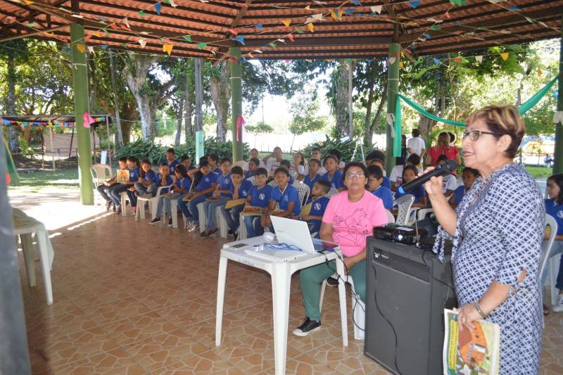 A programação dedicada à Semana do Meio Ambiente, promovida pela Secretaria de Meio Ambiente e Sustentabilidade (Semas), teve continuação nesta quinta-feira (7), com palestra e lançamento da cartilha ambiental Uma Escola na Floresta: educando para o bem comum, na Associação Cultural do Marex, para alunos do ensino fundamental da Escola Castelo Branco. A Semana do Meio Ambiente prossegue na sexta-feira (8), quando as atividades estarão voltadas aos estudantes do ensino médio do Colégio D. Pedro, também na Associação Cultural Marex. O encerramento da programação em homenagem ao Dia Mundial do Meio Ambiente, comemorado dia 5 de junho, será com a caminhada Descoberta de Novos Caminhos, no sábado (9), no Parque do Utinga, com início marcado para as 6h. Mil pessoas estão inscritas para participar dessa atividade. Na foto, a pedagoga Joecy de Freitas (d).
FOTO: ASCOM / SEMAS
DATA: 07.06.2018
BELÉM - PARÁ <div class='credito_fotos'>Foto: ASCOM SEMAS | <a href='/midias/2018/originais/525de39f-cebf-4ff9-85a2-2b3af87fa43a.jpg' download><i class='fa-solid fa-download'></i> Download</a></div>