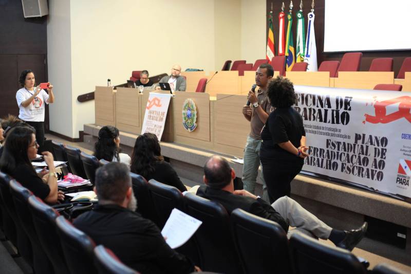 O segundo dia da Oficina de Trabalho da Comissão Estadual de Erradicação ao Trabalho Escravo (Coetrae) ocorreu na manhã desta quinta-feira, 26, no Auditório Aluysio Chaves, no Tribunal Regional do Trabalho da 8° Região, em Belém
FOTO: WAGNER ALMEIDA / ASCOM SEJUDH
DATA: 26.04.2018
BELÉM - PARÁ <div class='credito_fotos'>Foto: Wagner Almeida/ Ascom Sejudh | <a href='/midias/2018/originais/5262df43-7a5f-46df-92f0-8bfaec1cb1a9.jpg' download><i class='fa-solid fa-download'></i> Download</a></div>