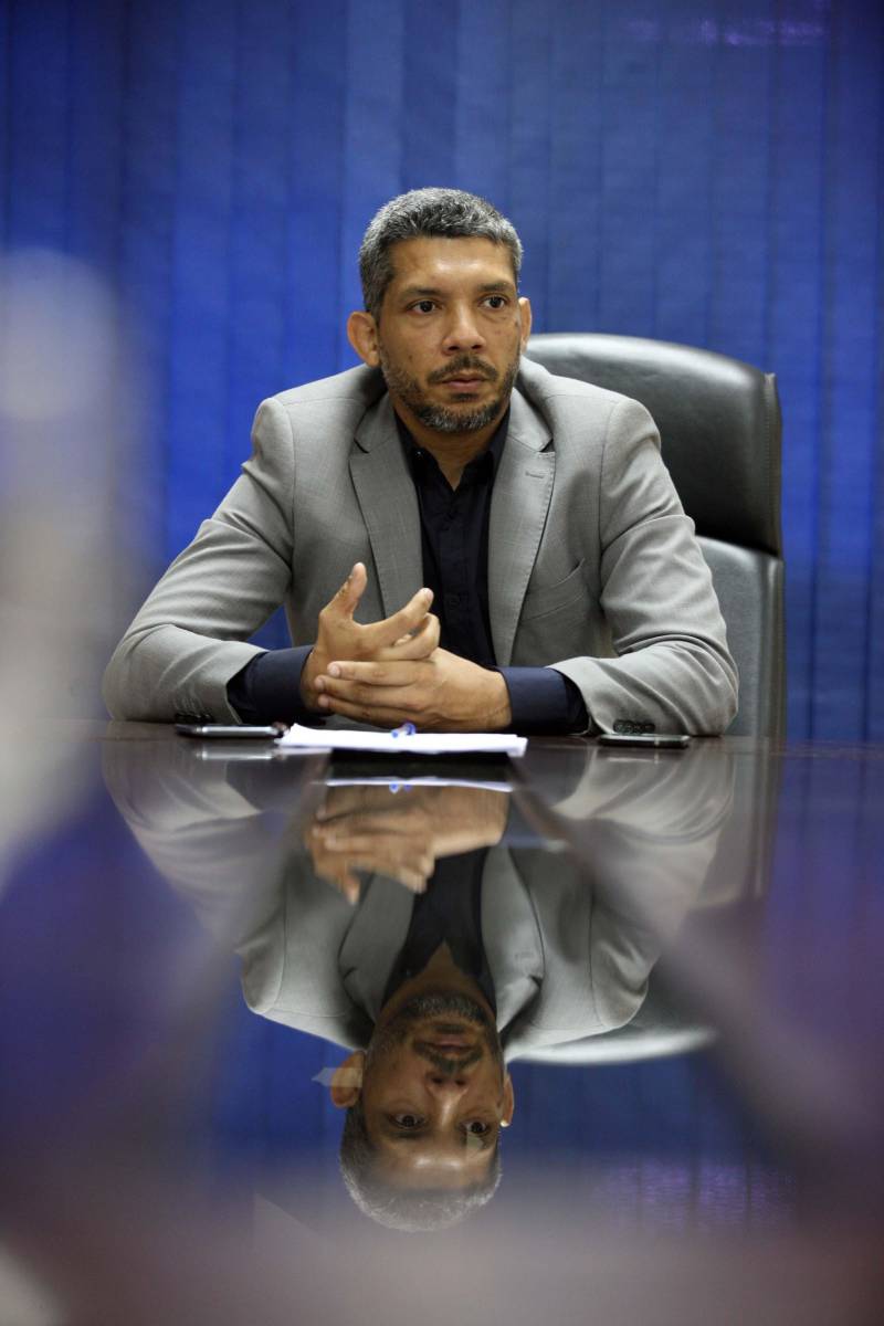 “É notória a melhoria na qualidade no atendimento a população com a implantação das UIPPs. Antes tínhamos os destacamentos policiais, as delegacias no modelo antigo, que às vezes não estava em condições de oferecer todos os serviços que deveriam ser prestados. Mas hoje, após o governo reunir forças, recursos humanos e financeiros tivemos condições de implantar as UIPPs e unificar recursos para trazer estruturas melhores do que as vistas anteriormente”, explicou o delegado geral da Polícia Civil do Pará, Aldo Galeno (foto). Ainda de acordo com o titular da PC do Pará, as UIPPs trouxeram muitos ganhos a sociedade. “Ali nós integramos as policiais e damos a retaguarda ao cidadão, mostrando a eles que os órgãos de segurança estão integrados para um melhor atendimento. Hoje, além do trabalho da polícia repressiva e ostensiva, temos as atividades de cunho social, principalmente para crianças e adolescentes, quebrando o estigma de que a delegacia é um local inóspito, virando uma polícia comunitária, referência para o cidadão, criando proximidade com as pessoas onde ela pode ir para ser acolhida”, detalhou Galeno.

FOTO: THIAGO GOMES / AG. PARÁ
DATA: 09.05.2018
BELÉM - PARÁ

 <div class='credito_fotos'>Foto: Thiago Gomes /Ag. Pará   |   <a href='/midias/2018/originais/526e37f9-8e9e-4dde-be4b-b935ad7d0e78.jpg' download><i class='fa-solid fa-download'></i> Download</a></div>