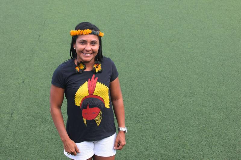 O primeiro dia da Semana dos Povos Indígenas começa com o debate sobre o empoderamento da mulher indígena. Estão confirmadas para este momento, que será o ponto alto das discussões, os maiores nomes do movimento indigenista do País. Entre eles estão Sônia Guajajara (MA), coordenadora executiva da Articulação dos Povos Indígenas do Brasil (Apib), e Nara Baré (AM), titular da Coordenação das Organizações Indígenas da Amazônia Brasileira (Coiab). Também confirmaram presença as paraenses Ângela Kaxuyana, Puyr Tembé, Concita Somprê e Tuíra Kayapó. O crescimento da representação feminina nas comunidades indígenas é uma das pautas levantadas pelos movimentos sociais junto à Organização das Nações Unidas (ONU). “Queremos acabar com os estigmas que envolvem a mulher indígena. Não somos apenas belas e exóticas. Não fazemos apenas artesanato e trabalhos manuais. Em muitos casos, comandamos tribos, somos responsáveis pelas plantações, cuidamos da roça e dos filhos e ainda tomamos as decisões que, mais tarde, serão a palavra final em uma discussão”, defende Puyr Tembé (foto), gerente de Promoção e Proteção dos Direitos dos Povos Indígenas da Secretaria de Estado de Justiça e Direitos Humanos (Sejudh).
FOTO: IGOR BRANDÃO / AG. PARÁ
DATA: 06.03.2018
BELÉM - PARÁ <div class='credito_fotos'>Foto: IGOR BRANDÃO / AG. PARÁ | <a href='/midias/2018/originais/526ffacf-fef6-403f-9c89-0be1cf4ee402.jpg' download><i class='fa-solid fa-download'></i> Download</a></div>