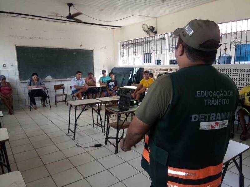 Cuidados com os animais e manutenção das rodas para circulação na areia não são disciplinas habituais nos cursos de capacitação de motoristas promovidos pelo Departamento de Trânsito do Estado (Detran), mas são essenciais no curso (foto) que o órgão, desde a última semana, realiza na Vila de Algodoal, município de Maracanã, na região nordeste, direcionado aos carroceiros que atuam como condutores de charretes, único veículo que pode circular por uma das praias mais bonitas do litoral paraense. Com carga horária de 30 horas, a formação visa formar condutores em condições de garantir a própria segurança, dos passageiros e pedestres, além de enfatizar os cuidados para o bem-estar dos animais e proporcionar um transporte de qualidade. Realizado em parceria com a Secretaria de Estado de Turismo (Setur), o curso começou no último dia 5 e prossegue até o próximo dia 14, reunindo cerca de 60 condutores, que estão sendo capacitados para prestação do serviço de locomoção à população e turistas, que procuram a ilha não só durante as férias de julho.

FOTO: ASCOM / DETRAN
DATA: 12.06.2018
MARACANÃ - PARÁ <div class='credito_fotos'>Foto: ASCOM DETRAN   |   <a href='/midias/2018/originais/52744bed-a8d2-4d83-9bbf-fa32bbedd78f.jpg' download><i class='fa-solid fa-download'></i> Download</a></div>