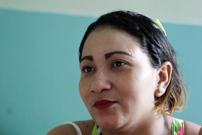 O Supremo Tribunal Federal (STF) decidiu conceder um habeas corpus coletivo para que mulheres grávidas e mães de criança até 12 anos, que sejam presas provisórias (ainda não condenadas pela Justiça) tenham o direito de ficar em prisão domiciliar para cuidar dos filhos até que tenham o seu caso julgado. Atualmente, a Superintendência do Sistema Penitenciário do Estado (Susipe) tem 21 mulheres presas grávidas e/ou lactantes que podem receber o benefício de acordo a decisão do STF. Elas estão custodiadas na Unidade Materno Infantil (UMI) da Susipe, em Ananindeua, no berçário do Centro de Recuperação Feminino (CRF) em Marabá e também no Hospital Geral Penitenciário (HGP), no município de Santa Izabel. Na foto, a detenta Oricélia Melo, de 28 anos.
FOTO: AKIRA ONUMA / ASCOM SUSIPE
DATA: 26.02.2018
BELÉM - PARÁ <div class='credito_fotos'>Foto: Akira Onuma / Ascom Susipe | <a href='/midias/2018/originais/527c1ae5-6b2e-40f9-bc08-5cad0d0f9ce1.jpg' download><i class='fa-solid fa-download'></i> Download</a></div>