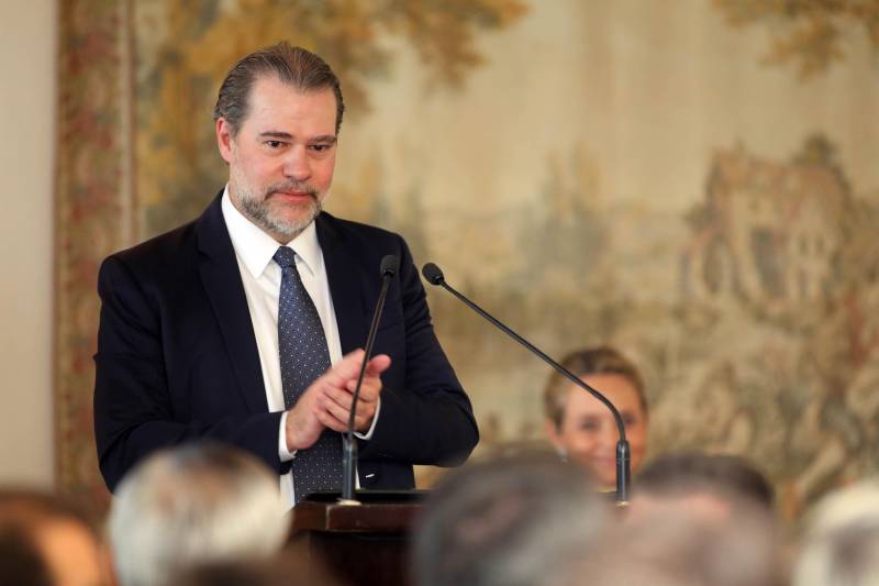 O presidente do Conselho Nacional de Justiça (CNJ), ministro Dias Toffoli (foto), assinou na manhã desta terça-feira (18), em Brasília, durante solenidade no Supremo Tribunal Federal (STF), um acordo de cooperação técnica com a Humanitas360 para a reinserção de egressos do sistema prisional na sociedade. O acordo foi firmado tendo como modelo um projeto desenvolvido pela advogada e diretora do Centro de Recuperação Feminino de Ananindeua (CRF), Carmen Botelho, da Superintendência do Sistema Penitenciário do Estado (Susipe), que idealizou a primeira cooperativa de presas do Brasil.  Por meio da parceria com a Humanitas360, o CNJ recorre a uma experiência da sociedade civil que apoia projetos de cooperativas de presos no Pará e em São Paulo. No Centro CRF de Ananindeua, município da Grande Belém, uma cooperativa de presas criada em 2013 serviu como modelo para a Humanitas360. O projeto gera emprego e renda para presas e mulheres que já deixaram a prisão e já empregou mais de 300 mulheres em uma mini-indústria têxtil e de confecção e nenhuma delas voltou à prisão.

FOTO: G. DETTMAR / AGÊNCIA CNJ
DATA: 18.12.2018
BRASÍLIA - DF <div class='credito_fotos'>Foto: AGÊNCIA CNJ   |   <a href='/midias/2018/originais/527dac30-8335-41a6-b4c8-11eeb8b08a9f.jpg' download><i class='fa-solid fa-download'></i> Download</a></div>