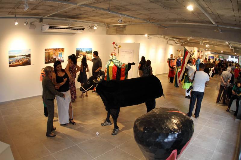 Um grande cortejo cultural marcou a tarde desta quinta-feira, 03, durante a inauguração da Galeria Benedito Nunes, na sede da Fundação Cultural do Pará, no Centur. Participaram representantes dos grupos de Bois de São Caetano de Odivelas, como boi Tinga, Faceiro e Vaca Velha, animados pela banda Milícia Odivelense. Os grupos trouxeram a cultura do Boi de Máscaras para o público de Belém e São Caetano que participaram do evento.
FOTO: CRISTINO MARTINS / AG. PARÁ
DATA: 03.05.2018
BELÉM - PARÁ <div class='credito_fotos'>Foto: Cristino Martins/Ag. Pará | <a href='/midias/2018/originais/527f4658-8f6f-43b3-92ce-fe98e7c4644a.jpg' download><i class='fa-solid fa-download'></i> Download</a></div>
