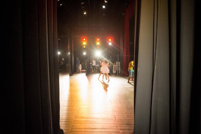 João*, de 17 anos, é natural de Bragança, nordeste do Pará. Há sete meses cumpre medida socioeducativa em uma unidade de internação do Estado após cometer um ato infracional no município onde reside. Mas na manhã desta terça-feira (5), em Belém, pôde vivenciar uma experiência inédita: participou de um espetáculo de teatro (foto) diante de dezenas de pessoas que se reuniram no Teatro Margarida Schivasappa, ao lado de outros 30 adolescentes e jovens privados de liberdade. Uma iniciativa pioneira no país que busca promover a ressocialização por meio da arte, fruto das atividades e oficinas pedagógicas realizadas dentro de espaços gerenciados pela Fundação de Atendimento Socioeducativo do Pará (Fasepa). “Eu nunca tinha vindo em um teatro e isso ficará marcado em mim”, disse o socioeducando. Tímido, ele revelou a vontade de deixar para trás os erros cometidos e seguir um futuro completamente novo, com os primeiros passos sendo dados hoje. “Isso despertou algo dentro de mim, pensar na minha vida e em sair do mundo das drogas. Quem sabe me tornar um ator?” divagou.

FOTO: FERNANDO SETTE / ASCOM IOE
DATA: 05.06.2018
BELÉM - PARÁ <div class='credito_fotos'>Foto: FERNANDO SETTE CÂMARA / ASCOM IOE   |   <a href='/midias/2018/originais/52824511-ec79-4d6c-aedf-ba3a170aa948.jpg' download><i class='fa-solid fa-download'></i> Download</a></div>