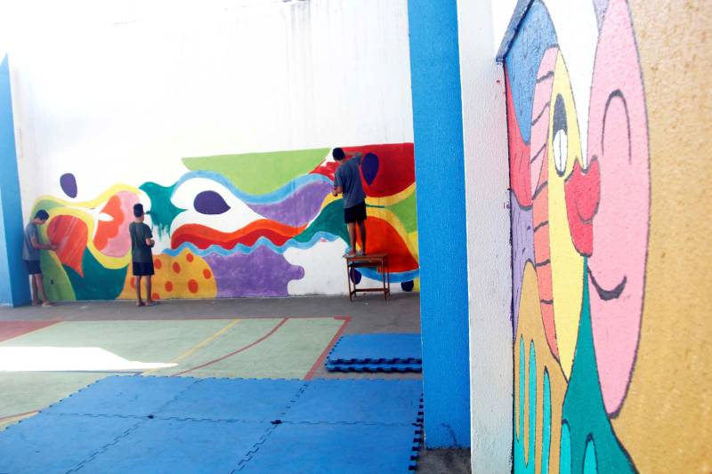 As 14 unidades socioeducativas do Pará promovem a partir desta semana o IV Recreio de Verão Socioeducativo (foto), uma iniciativa que reúne atividades de arte, cultura, esporte e lazer para adolescentes e jovens em privação de liberdade, potencializando as atividades pedagógicas no mês de julho, durante o recesso escolar. Em Marabá, no sudeste paraense, arte-educadores e servidores do Centro de Internação do Adolescente Masculino (Ciam-Marabá) realizam uma série de atividades e oficinas desde esta terça-feira (10). Entre essas atividades estão jogos de futebol, futsal e vôlei, além de oficina de pipa e pintura, artesanato, ações socioambientais, teatro e panificação. A coordenadora do complexo esportivo e cultural Apoena, Marta Santos, informou que as oficinas realizadas na unidade de Marabá são uma extensão das atividades já realizadas nas unidades de Belém, com iniciativas que fortaleçam o processo de ressocialização dos jovens assistidos. “Aqui, em Marabá, estamos potencializando as atividades ao longo da semana, culminando com uma apresentação especial na sexta-feira (13), fruto das atividades realizadas ao longo da semana. Contamos com 57 adolescentes, e atividades sendo realizadas ao longo de todo o mês, um trabalho que eles gostam e se identificam”, afirmou a coordenadora.
FOTO: FRANKLIN SALVADOR / ASCOM FASEPA
DATA: 10.07.2018
BELÉM - PARÁ <div class='credito_fotos'>Foto: FRANKLIN SALVADOR / ASCOM FASEPA | <a href='/midias/2018/originais/5283548a-f2e5-44f5-b06d-626caf5c2512.jpg' download><i class='fa-solid fa-download'></i> Download</a></div>