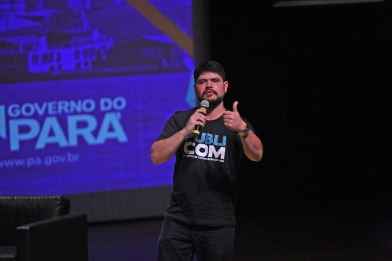 Todas as pessoas que deixaram o teatro onde acontece o Publicom Belém 2018 saíram animadas com o primeiro dia de evento, que encerrou às 20h desta segunda-feira (11). Ter a oportunidade de conhecer mais sobre temas atuais, conhecer de perto profissionais de sucesso da área de comunicação e trocar experiências com estudantes e outros profissionais da área foram os benefícios mais citados por quem participou do evento, que já acontece desde 2013. Na foto, o Secretário de Comunicação do Estado, Daniel Nardin.
FOTO: THIAGO GOMES / AG. PARÁ
DATA: 11.06.2018
BELÉM - PARÁ <div class='credito_fotos'>Foto: Thiago Gomes /Ag. Pará | <a href='/midias/2018/originais/5284fb88-6713-4712-a4c1-853049e51f9d.jpg' download><i class='fa-solid fa-download'></i> Download</a></div>