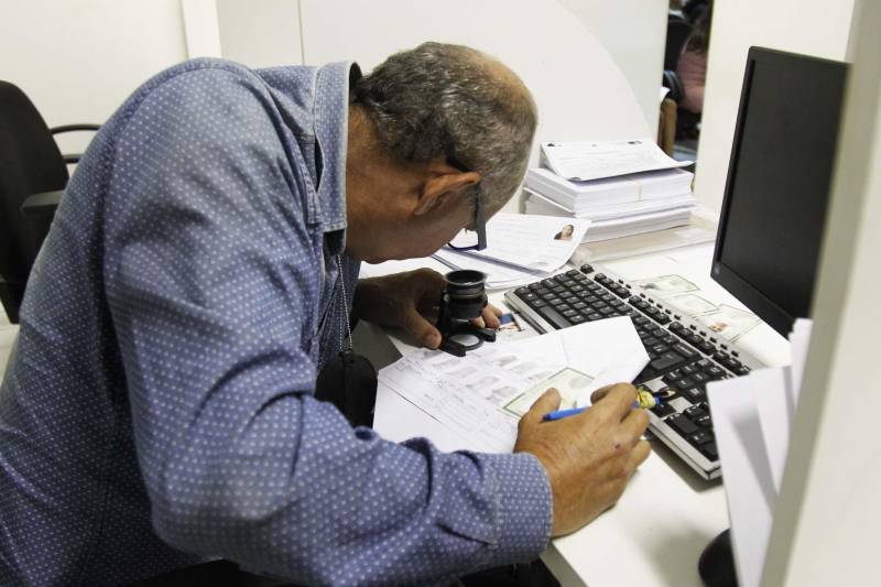 A Central de Cadastro de Visitantes (CCV) da Superintendência do Sistema Penitenciário do Estado (Susipe) atende, em média, 300 pessoas por dia. Desde que foi inaugurada, em 2015, mais de 32 mil pessoas estão regularmente cadastradas para realizar visitas aos internos, nas 46 unidades prisionais do Estado. A Central está instalada no prédio-sede da Susipe, no bairro de Batista Campos, em Belém. O espaço é amplo, climatizado e oferece os serviços de cadastro de visitantes, psicologia e assistência social, além de atendimento jurídico e de saúde. Para as crianças, o espaço conta ainda com uma brinquedoteca e um fraldário. Bianca Almeida, de 25 anos, é esposa de um detento custodiado na Central de Triagem da Marambaia (CT-MAB). Enquanto esperava o atendimento, o filho de Bianca, de apenas dois anos, se divertia na brinquedoteca.
FOTO: AKIRA ONUMA / ASCOM SUSIPE
DATA: 20.02.2018
BELÉM - PARÁ <div class='credito_fotos'>Foto: Akira Onuma / Ascom Susipe | <a href='/midias/2018/originais/528b9975-d61f-4f65-8307-1ee1d42eb5c5.jpg' download><i class='fa-solid fa-download'></i> Download</a></div>