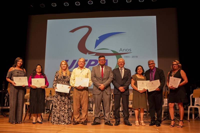 Cerimônia de comemoração dos 25 anos da Uepa (Jubilei de prata) e entrega de título de doutor Honoris Causa ao médico, folclorista e ambientalista Camillo Vianna. O evento foi realizado na noite desta terça-feira, 29, no auditório do Sesi, em Belém.
Na foto, servidores homenageados.
FOTO: NAILANA THIELY / ASCOM UEPA
DATA: 29.05.18
BELÉM - PARÁ <div class='credito_fotos'>Foto: Nailana Thiely / Ascom Uepa | <a href='/midias/2018/originais/528c3452-59de-47cd-89e0-0fefb94d5aba.jpg' download><i class='fa-solid fa-download'></i> Download</a></div>