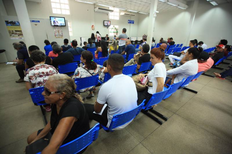 Uma média de 50 a 60 mil RGs foram emitidos (foto) por mês em todo o Pará pela Diretoria de Identificação "Enéas Martins" (Didem), da Polícia Civil, de janeiro a novembro de 2018. O número é considerado alto e é resultado da maior agilidade no atendimento para a emissão e entrega do documento, possível após a possibilidade de agendamento pelo site do órgão de segurança pública. Antes, longas filas se formavam na frente da Delegacia Geral do Estado, o principal posto de atendimento. A diretora da Didem, Juliete Monteiro, conta que com a modernização da polícia no interior do Estado contribuiu com o aumento das emissões e com a diminuição do prazo para a entrega do documento. “Tinha município que esperava até 40 dias. Com a informatização, o prazo diminuiu bastante”, diz. Além disso, Juliete lembra que o agendamento informatizado inibiu situações irregulares, como a venda de senha para o atendimento. Atualmente, 44 municípios do Estado são informatizados. Destes, 32 passaram pela modernização de sistema nos últimos oito anos de gestão do governador Simão Jatene. “Agora temos muito mais possibilidades no interior. Quem não tem posto de atendimento no seu município, pode fazer na cidade mais próxima. Temos muito ainda pela frente, mas estamos caminhando para que o usuário aguarde cada vez menos tempo para receber seu RG”, concluiu.

FOTO: MÁCIO FERREIRA / AG. PARÁ
DATA: 03.12.2018
BELÉM - PARÁ
 <div class='credito_fotos'>Foto: MÁCIO FERREIRA/ AG. PARÁ   |   <a href='/midias/2018/originais/5291d936-f581-4cc7-bd21-b02fd136086a.jpg' download><i class='fa-solid fa-download'></i> Download</a></div>