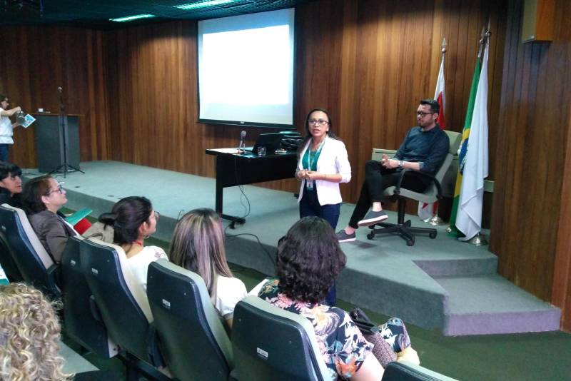 Cerca de 50 servidores do Centro de Hemoterapia e Hematologia do Pará (Hemopa) concluíram na manhã desta sexta-feira (18), o curso "Coaching no Serviço Público". A capacitação in company aconteceu na sede do órgão, com evasão zero e avaliação exitosa pelos concluintes. A presidente do Hemopa, Ana Suely Saraiva comemorou os resultados alcançados através da parceria com a EGPA. "Observamos a satisfação dos nossos servidores em se verem valorizados por estar oportunizados a aprimorar os seus conhecimentos", disse. A autarquia esteve representada pela coordenadora de qualificação, Iracema Cordeiro, pelo coordenador do curso, o servidor Fabiano Sarges e pela chefe de gabinete Cristina Vasconcelos, que destacou a importância da ação para a sociedade. "Nós priorizamos o melhoramento do atendimento ao público, que é a nossa finalidade. Quando realizamos uma qualificação nesta natureza, com demanda específica de uma instituição, é fantástico, porque estamos formando servidores para melhor servir", frisou.
FOTO: ASCOM / HEMOPA
DATA: 18.05.2018
BELÉM - PARÁ <div class='credito_fotos'>Foto: Ascom Hemopa | <a href='/midias/2018/originais/5296c969-77e1-4621-9db6-a746006c5ae5.jpg' download><i class='fa-solid fa-download'></i> Download</a></div>
