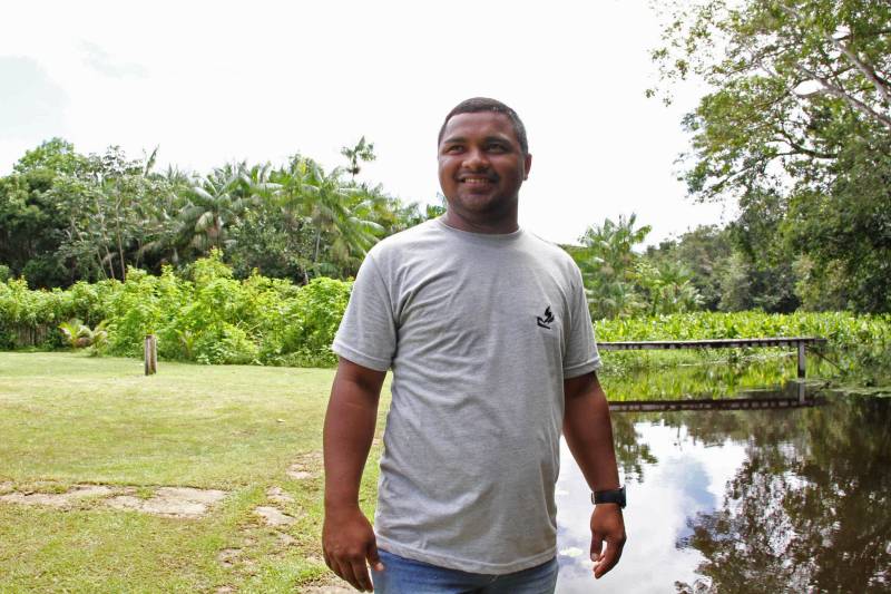 Cento e dezoito famílias da comunidade quilombola do Caeté, no município de Abaetetuba, no nordeste do Estado, foram beneficiadas com um título coletivo de terra. Com o documento, o Governo do Estado, por meio do Instituto de Terras do Pará (Iterpa), reconhece o direito de uma população que há décadas ocupa e trabalha na área. A cerimônia de entrega ocorreu na manhã deste sábado (24), no Centro Comunitário, e contou com a participação do governador Simão Jatene. A área titulada corresponde a cerca de 1.400 hectares. Agora, devidamente respaldadas, as famílias poderão ter acesso a empréstimos, políticas públicas, entre outros benefícios que possibilitam o desenvolvimento da sua produção e a continuidade de suas tradições. “Com o documento de terra a comunidade passa a ter segurança jurídica e acesso a créditos, financiamentos e outros benefícios que antes não lhes era permitido. Além disso, agora eles poderão produzir com mais segurança, mantendo a terra entre as futuras gerações”, afirmou o governador Simão Jatene. Na foto, Thiago Melo Monfort, presidente da Associação da Comunidade Remanescente de Quilombo do Caeté (AQUICAETÉ).
FOTO: CRISTINO MARTINS / AG. PARÁ
DATA: 24.03.2018
ABAETETUBA - PARÁ
<div class='credito_fotos'>Foto: Cristino Martins/Ag. Pará | <a href='/midias/2018/originais/529ee5f0-c314-4449-aff1-8a1c513eadb6.jpg' download><i class='fa-solid fa-download'></i> Download</a></div>
