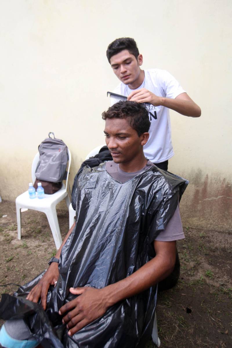Aos 22 anos, Cláudio Cardoso (foto) está desempregado e procura um trabalho para sustentar o filho. Neste domingo (11) ele aproveitou a presença da Caravana Pro Paz no município de Barcarena, distante 15 quilômetros da capital, para retirar seus documentos e até aproveitou para cortar os cabelos. Na segunda-feira (12) pretende sair em busca de um emprego. Ele é um dos mil beneficiados pelos atendimentos feitos na cidade pela Caravana Pro Paz, uma ação do Governo do Pará, que busca garantir o acesso da população mais carente a serviços de atenção às necessidades básicas do cidadão, como atendimentos médicos, exames, vacinação, entre outros, com ações de mobilização em diversas regiões e municípios, a fim de fortalecer a cidadania paraense. “Os documentos e aparências são muito importantes para conseguir um trabalho, por isso estou aproveitando para fazer tudo para na segunda-feira continuar procurando emprego”, comentou Claudio. Ele está separado e quer encontrar um trabalho para sustentar o filho. A Caravana Pro Paz está iniciando os trabalhos em 2018 por Barcarena, nas comunidades de Vila Nova, Bom futuro e Burajuba afetadas pelo transbordamento de rejeitos da Hydro Alunorte, no início deste mês. Os serviços de retirada de documentos (Certidão de Nascimento, RG, Registro Social, ID Jovem), atendimento médico (pediatria, ginecologia e clínica geral), consulta jurídica, exames vacinas e cortes de cabelo foram ofertados em parceria com a Prefeitura do município.
FOTO: IGOR BRANDÃO / AG PARÁ
DATA: 11.03.2018
BARCARENA - PARÁ <div class='credito_fotos'>Foto: IGOR BRANDÃO / AG. PARÁ | <a href='/midias/2018/originais/529f6d31-48f9-497c-8a74-846cb022a3b9.jpg' download><i class='fa-solid fa-download'></i> Download</a></div>