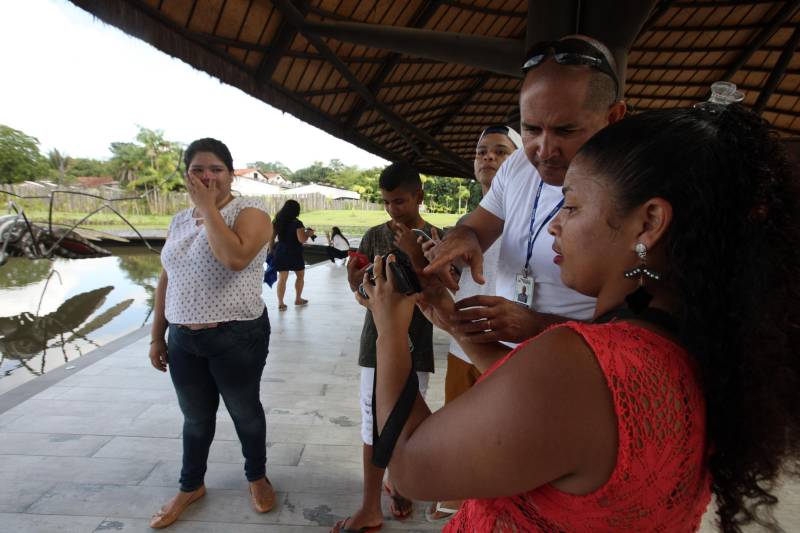 Observar seu entorno e aprimorar o próprio olhar. Este é o princípio da oficina de fotografia ministrada pelo fotojornalista Sidney Oliveira, que desde a última segunda-feira, 5, está no Centro Comunitário da Comunidade Pantanal, no bairro do Curió-Utinga, onde 17 jovens participam do Projeto Biizu, que abriu assim suas atividades de 2018.
FOTO: RODOLFO OLIVEIRA / AG. PARÁ
07.03.2018
BELÉM - PARÁ <div class='credito_fotos'>Foto: Rodolfo Oliveira/Ag. Pará | <a href='/midias/2018/originais/52a07672-7edc-42b4-881f-3cbb64470fac.jpg' download><i class='fa-solid fa-download'></i> Download</a></div>